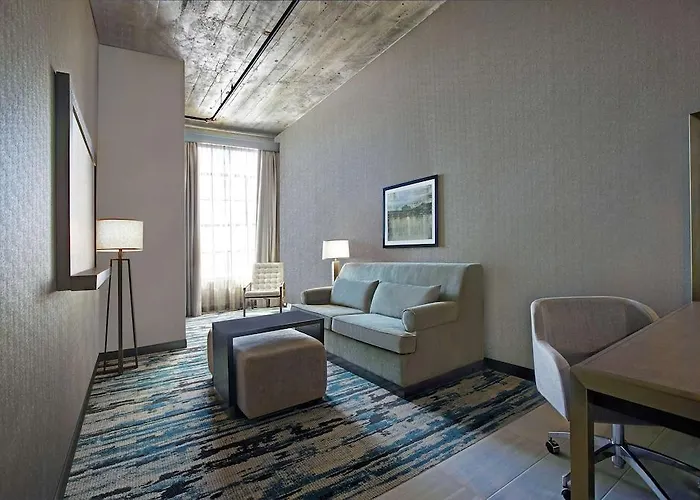 Hotel Embassy By Hilton Riverfront
